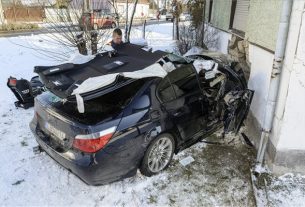 Mikepércsi baleset - Szinte belefúródott a falba egy autó
