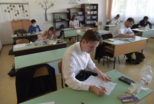 Diákok a középszintű írásbeli matematika érettségi vizsgán az Újpesti Károlyi István Gimnáziumban 2022. május 3-án. MTI/Koszticsák Szilárd