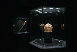Bocskai István fejedelem aranyozott korona- és jogarmásolata tekinthető meg Debrecenben