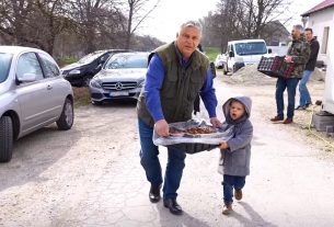 Húsvéti kalácsot cipel Orbán Viktor unokájával nagypénteken