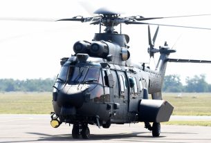 A Magyar Honvédség egyik újonnan rendszeresítendő Airbus H225M típusú helikoptere az MH Kiss József 86. Helikopterdandár területén tartott ünnepélyes átadáson Szolnokon 2023. július 24-én. MTI/Mészáros János