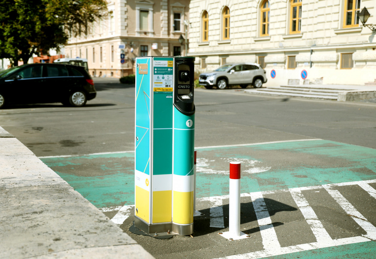 Hódmezővásárhely, elektromos autó, töltő, áram, energia, parkoló