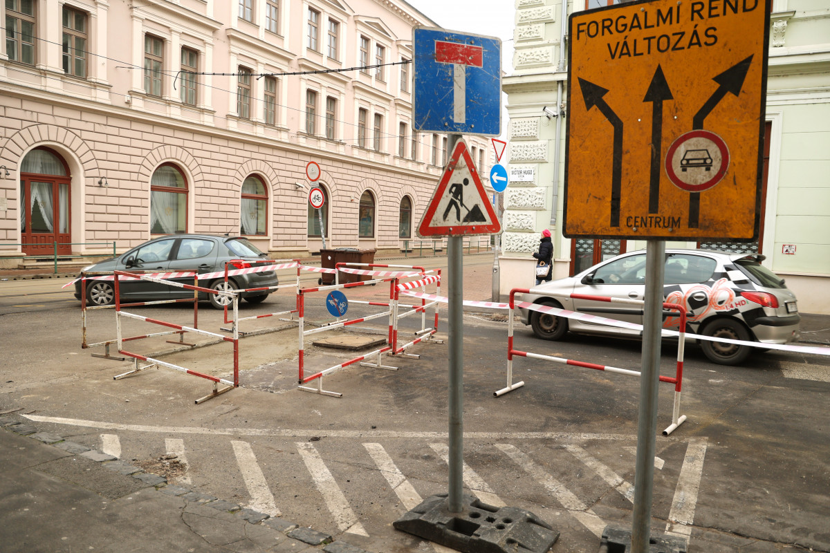 Szeged, útfelbontás Victor Hugo utca, lezárás, belváros, forgalom, úttest, megsüllyedt