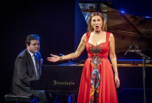 Szeged, 2024. május 30. Miklósa Erika Kossuth-díjas operaénekes és Balázs János Kossuth-díjas és Liszt Ferenc-díjas zongoraművész a Cziffra György emlékkoncert-sorozat zárókoncentjén a Szegedi Nemzeti Színházban 2024. május 30-án. MTI/Ujvári Sándor