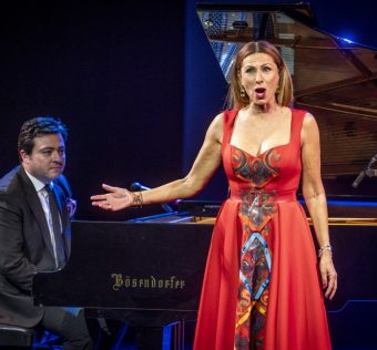 Szeged, 2024. május 30. Miklósa Erika Kossuth-díjas operaénekes és Balázs János Kossuth-díjas és Liszt Ferenc-díjas zongoraművész a Cziffra György emlékkoncert-sorozat zárókoncentjén a Szegedi Nemzeti Színházban 2024. május 30-án. MTI/Ujvári Sándor