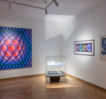 Születésnapi örömünnepre vár az ötvenéves pécsi Vasarely Múzeum Victor és Claire Vasarely találkozása a Múzeumutcában